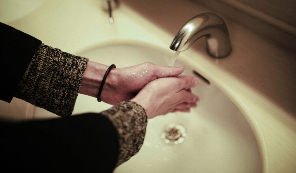 「手洗いをしている女性」のイメージ画像