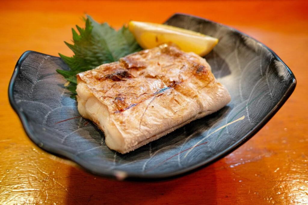 「お皿に盛られた焼き魚」のイメージ画像