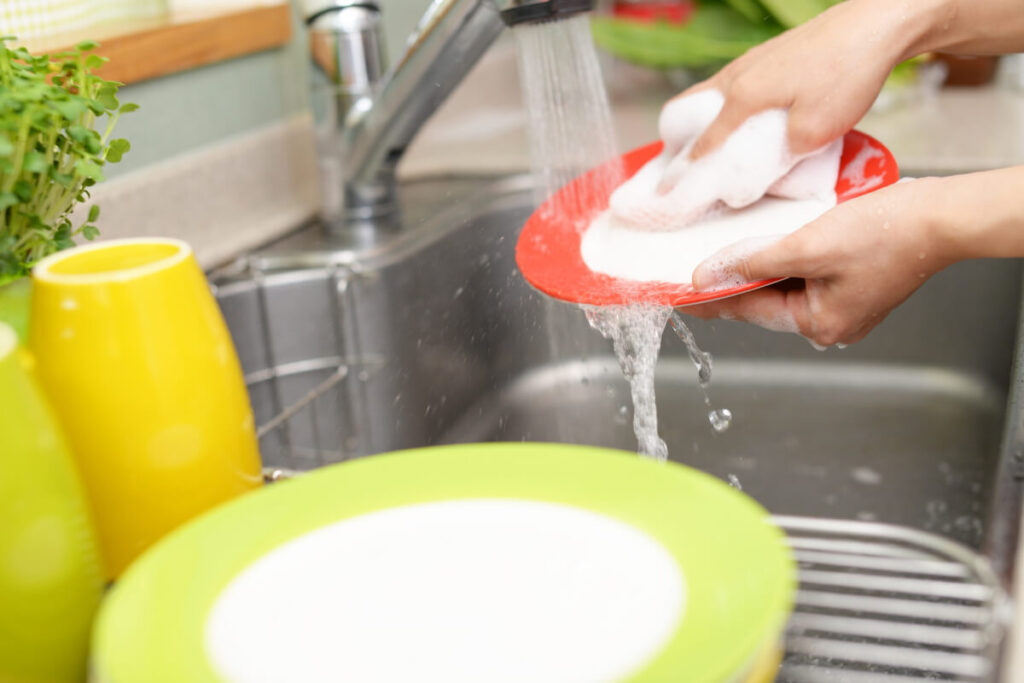 「食器洗いをする人」のイメージ画像