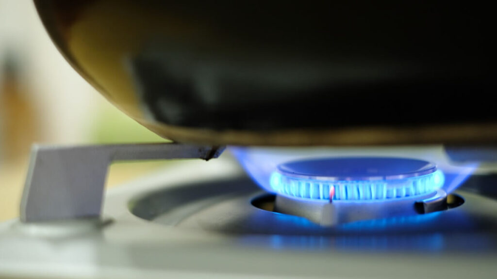 「フライパンをガスコンロにかけたとき、シリコン蓋が直火に当たると溶ける」のイメージ画像