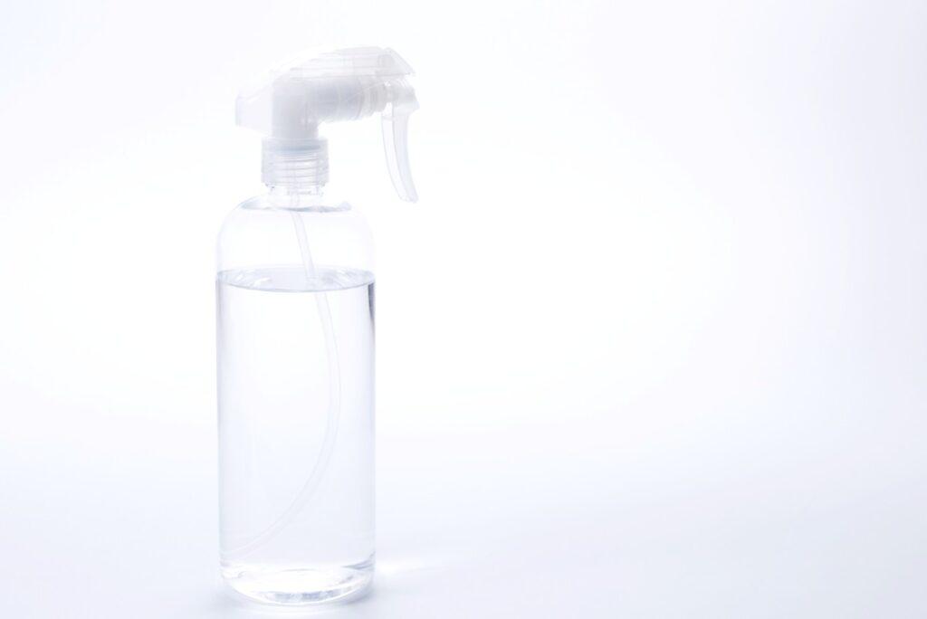 「スプレーボトル入りの消毒液」のイメージ画像