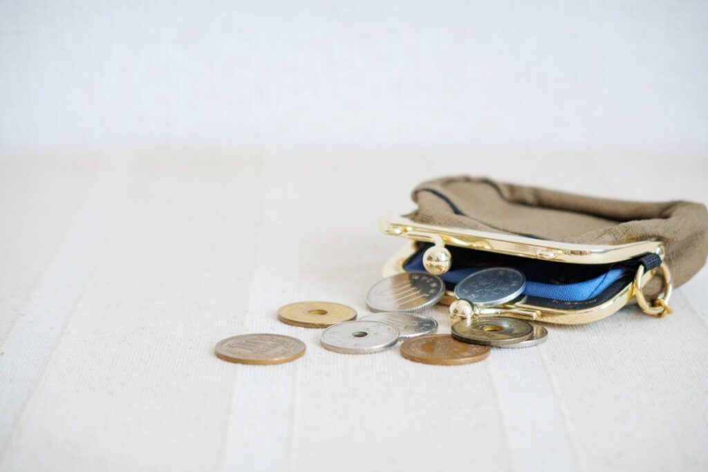 「がま口財布に入れた小銭」のイメージ画像