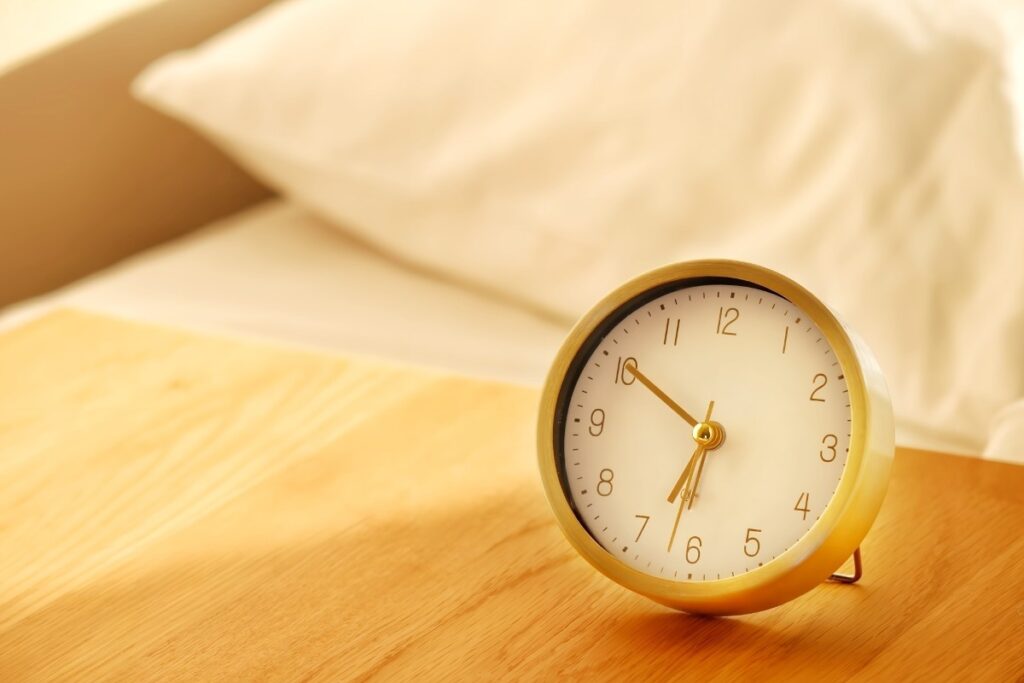 「旅先でも使いやすいコンパクトな目覚まし時計」のイメージ画像