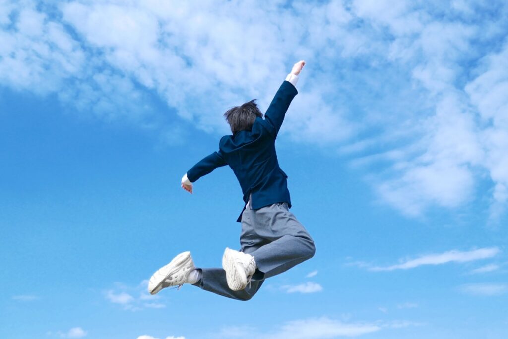 「力いっぱいジャンプする男子中学生」のイメージ画像