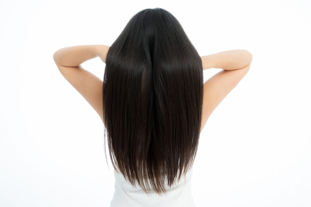 「ヘアケアオイルを使用した髪の毛の女性」のイメージ画像