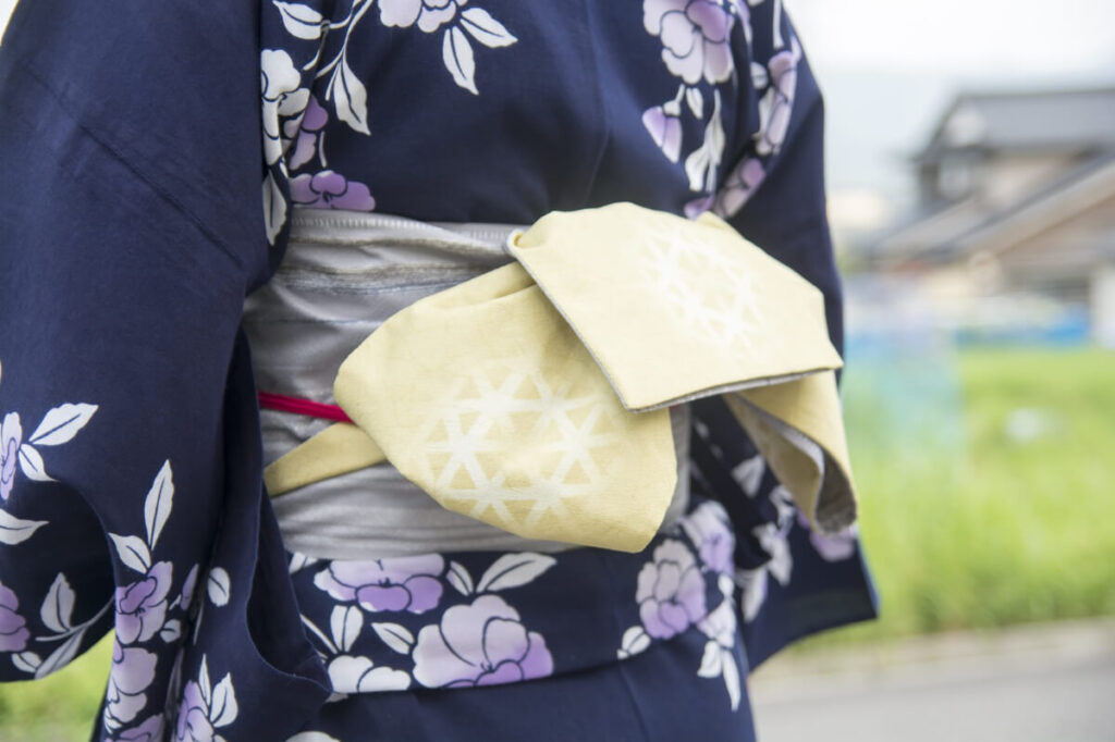 「浴衣を着た女性の後ろ姿」のイメージ画像