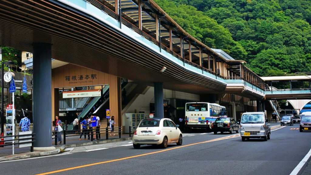 「箱根でタクシーがいる場所は、駅前やタクシー乗り場など」のイメージ画像