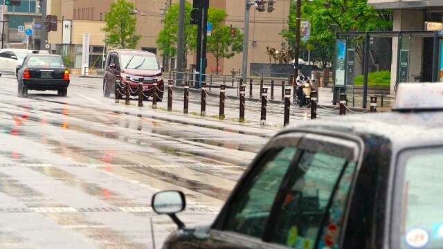 「雨の日の早朝にタクシーが少なくて予約できないこともあるので早めに手配」のイメージ画像